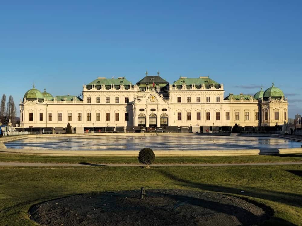 Belvedere Tickets: Upper vs Lower, The Kiss and When to Go