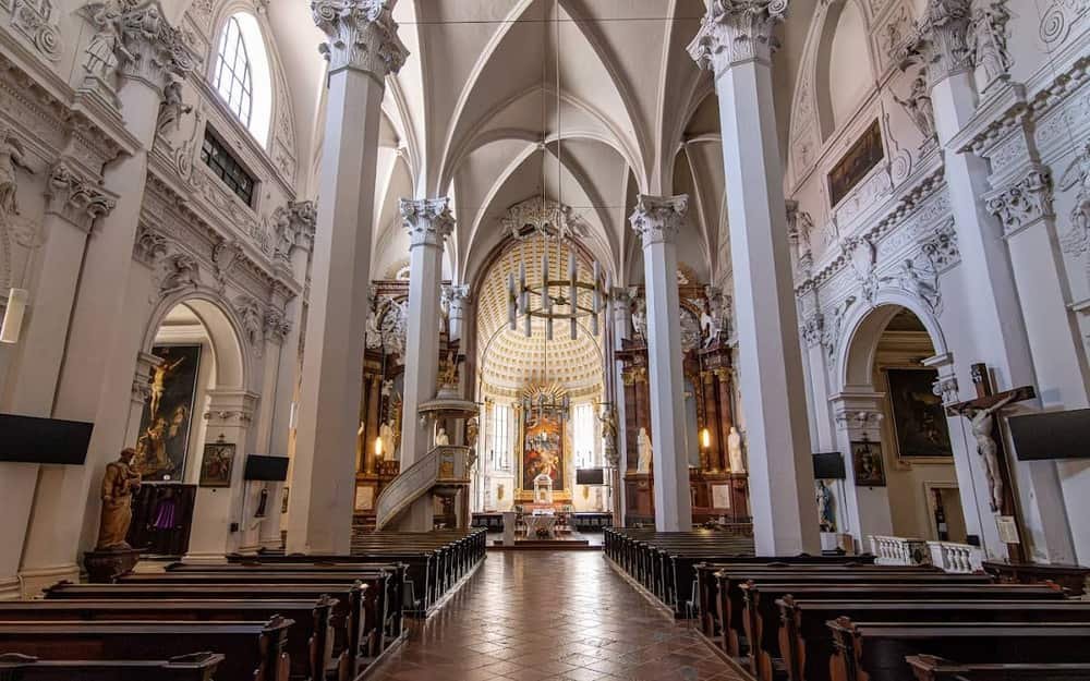 Kirche am Hof (Kirche zu den neun Chören der Engel)