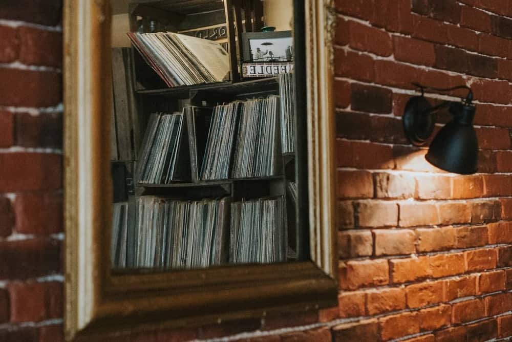 Needle Vinyl Bar