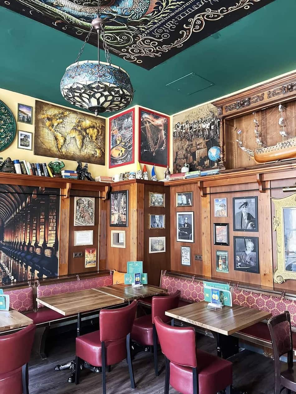 The Golden Harp - Irish Pub Simmering